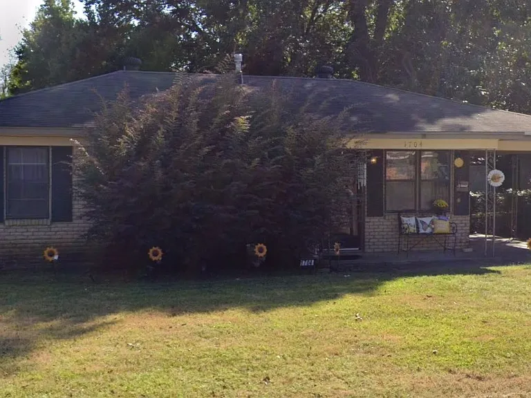 1704 Bradley St — Photo 1