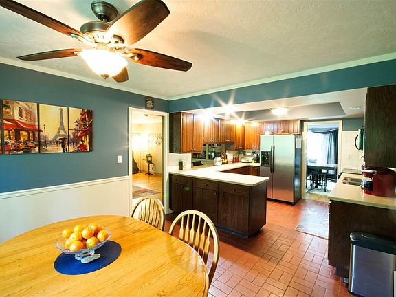 3rd image of 4327 Manor Cir
