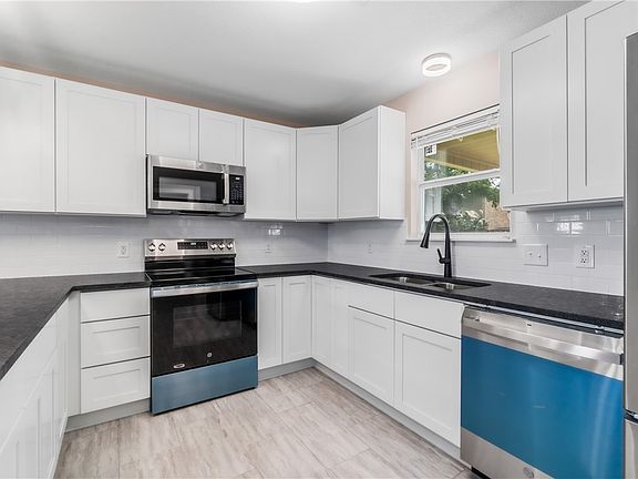 3rd image of 910 SW Tater Black Rd