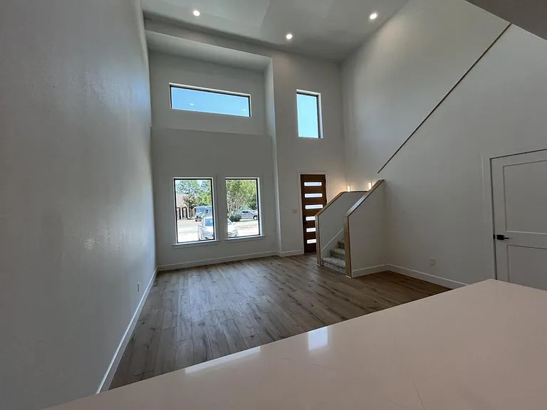 121 Post Oak Rd — Photo 10