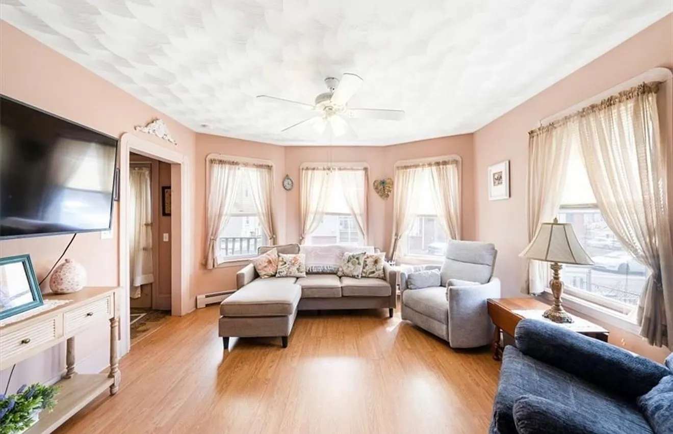 3 bed, 1137 sqft, $2,350 — Photo 1