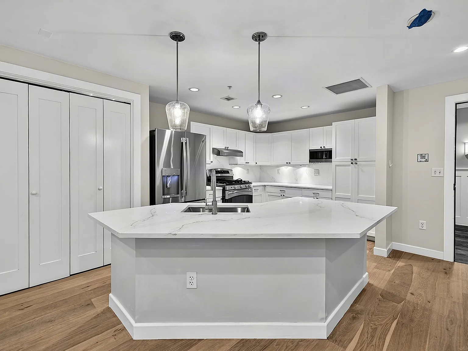 3 bed, 1665 sqft, $4,900 — Photo 3