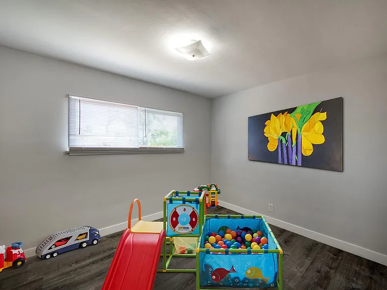 22041 Vanowen St — Photo 11