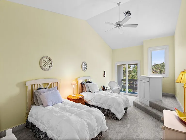 560 N Monterey Dr — Photo 24
