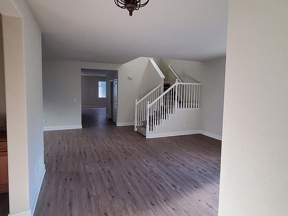 4th image of 1112 Fountain Grass Dr