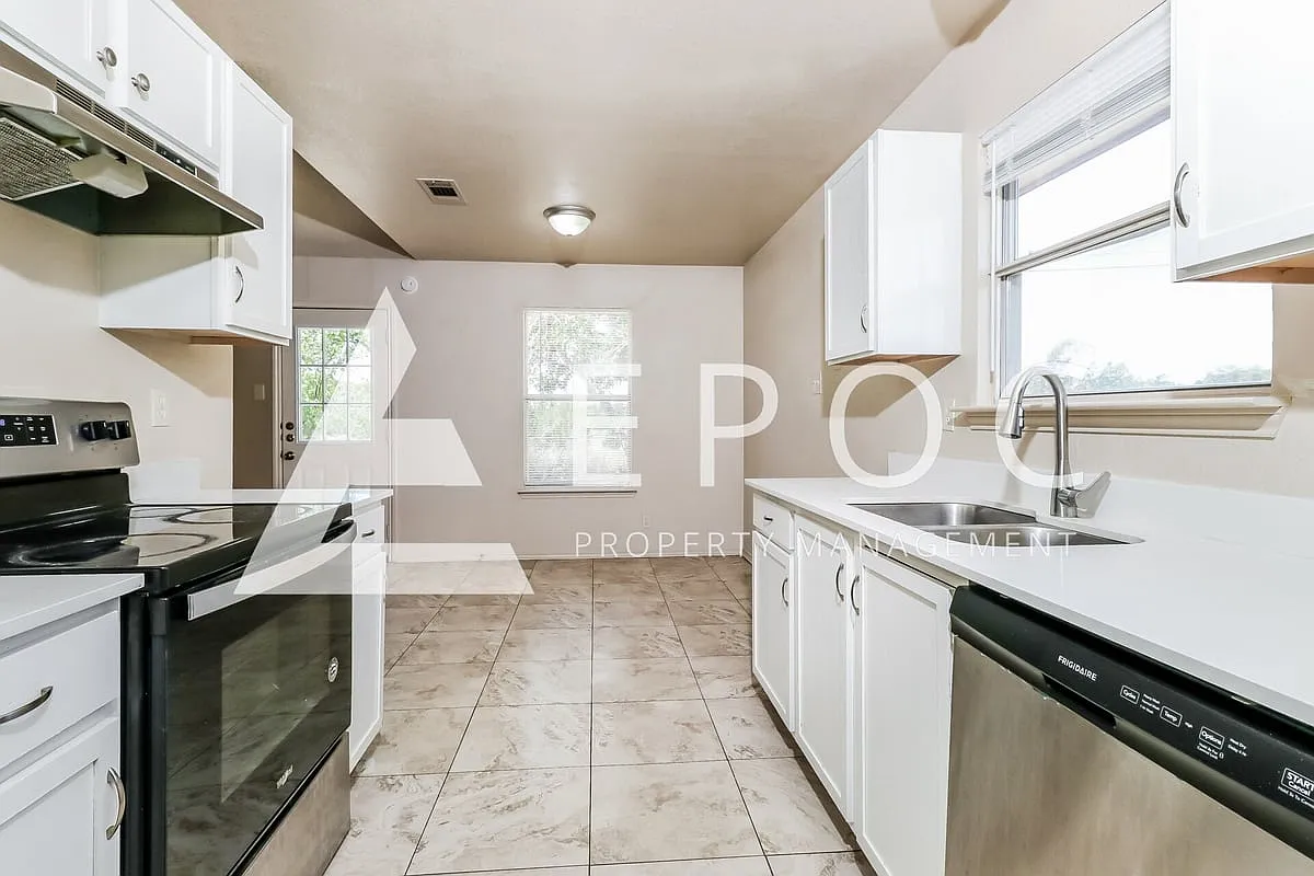 4700 Ridgehaven Dr — Photo 2