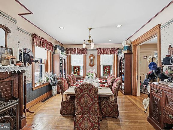 3rd image of 252 Frederick St