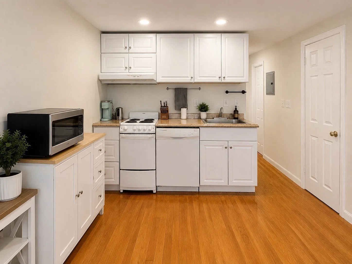 2 bed, 2.0 bath, 950 sqft, $4,050 — Photo 3