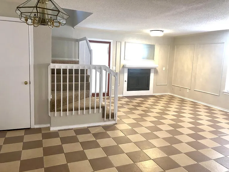 1405 Scott Ct — Photo 4