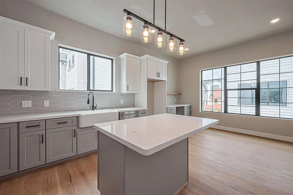 3 bed, 2140 sqft, $3,850 — Photo 2