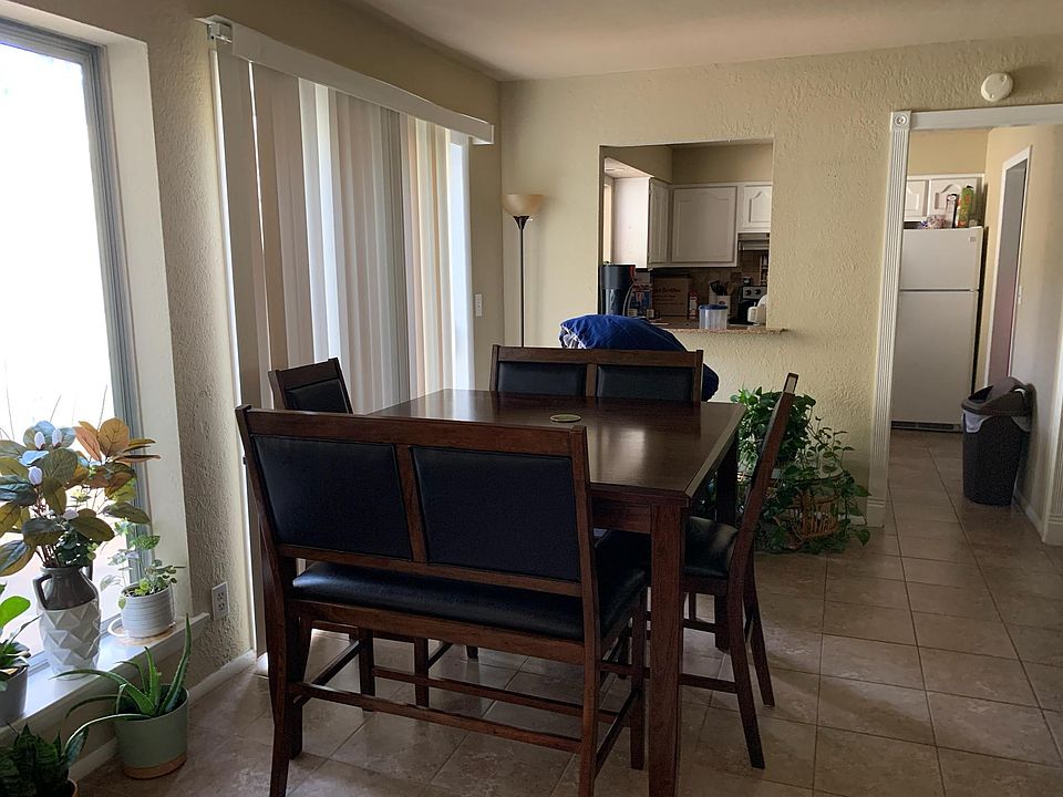 Eating area, with courtyard access