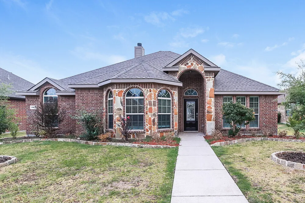 4 bed, 2.0 bath, 2202 sqft, $2,480 — Photo 1