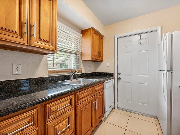 Royal Oak Condominiums — Photo 10