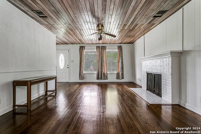 3 bed, 2.0 bath, 1560 sqft, $2,100 — Photo 2