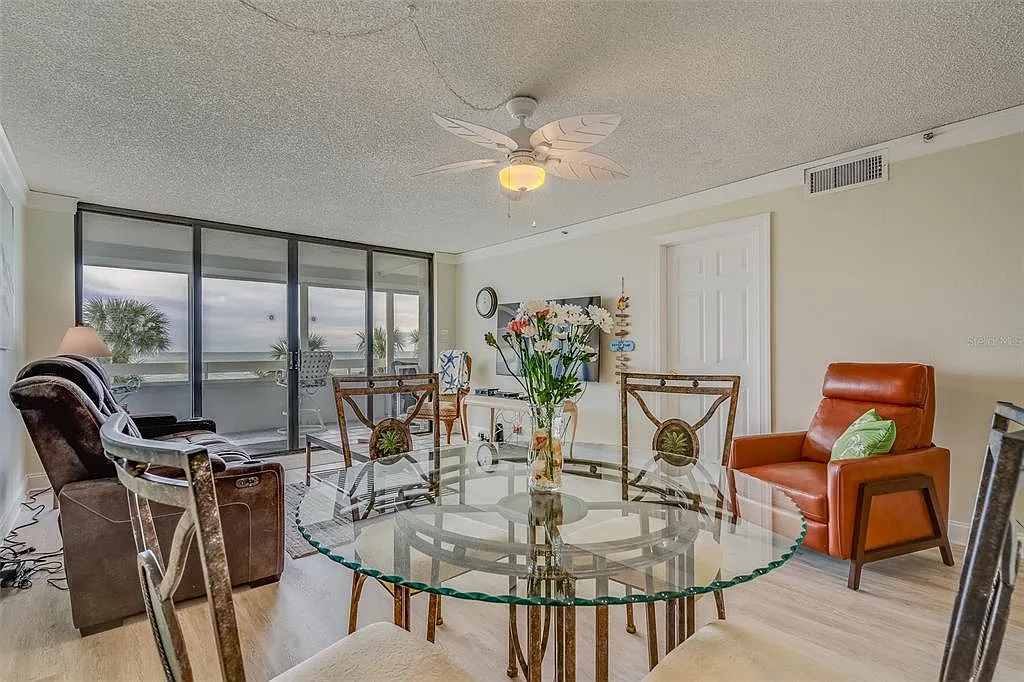 2 bed, 2.0 bath, 1165 sqft, $4,000 — Photo 2