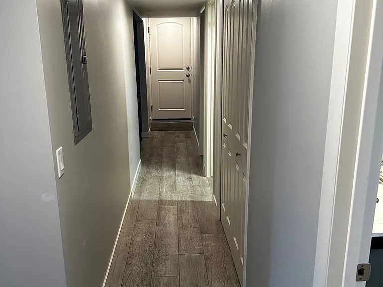 1102 E Sleepy Hollow Ln — Photo 5