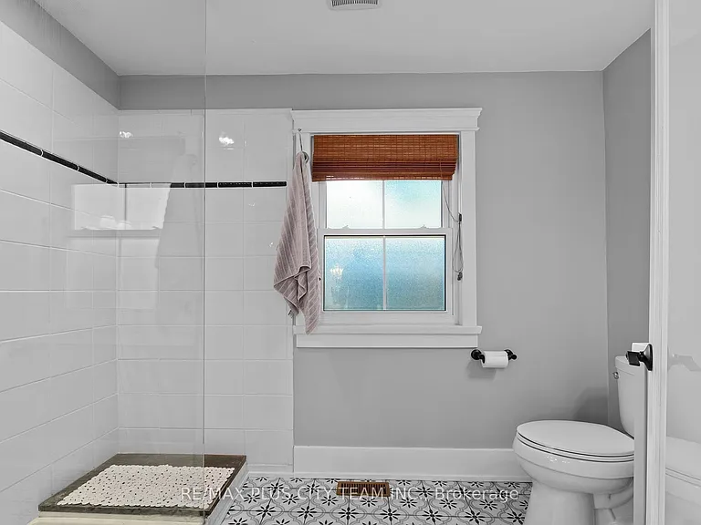 4 Wyckliffe Ave — Photo 18