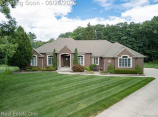 100 Oaklane Dr, Rochester Hills, MI 48306