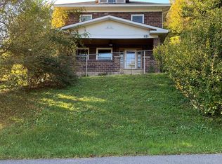 821 Broad St, Mount Hope, WV 25880