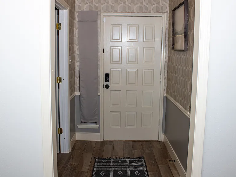 11715 Brighton Ln — Photo 4