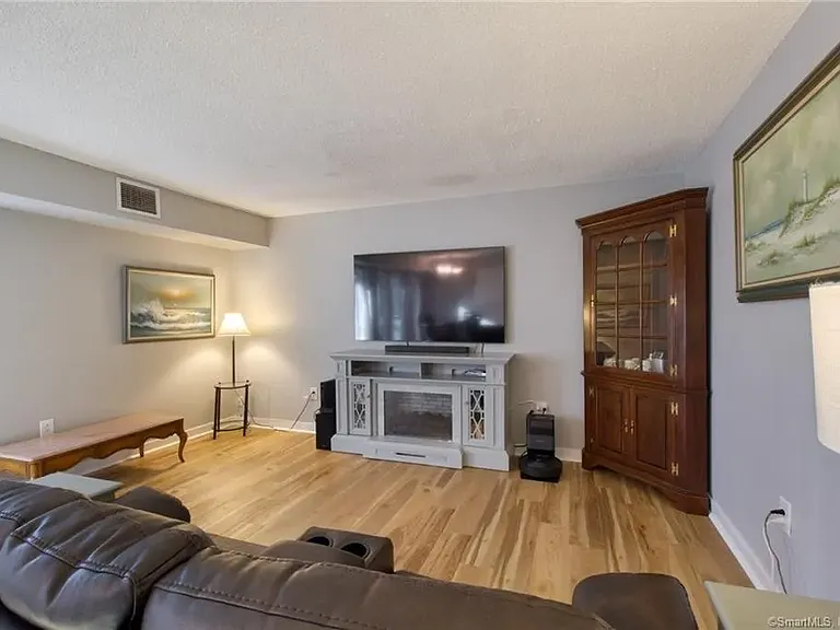 43 Brookwood Dr — Photo 4