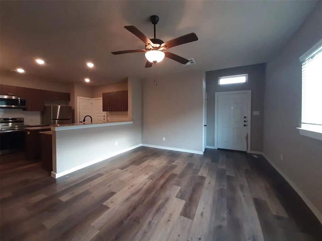 3 bed, 2.0 bath, 1302 sqft, $1,798 — Photo 4