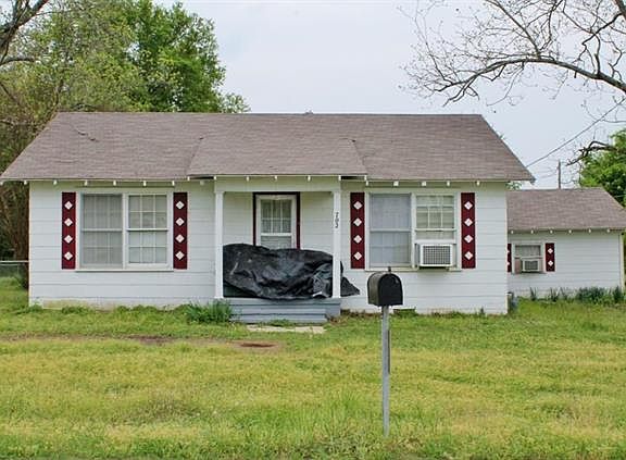 2nd image of 702 Clarksville St