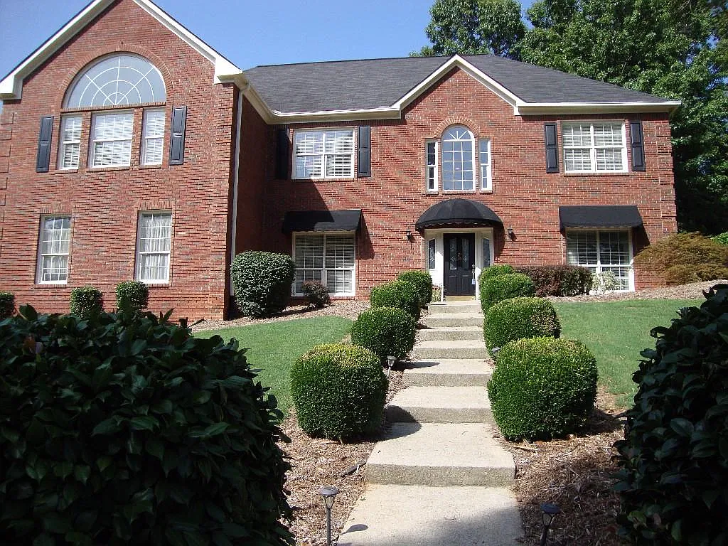 5 bed, 2.5 bath, 3800 sqft, $3,000 — Photo 2