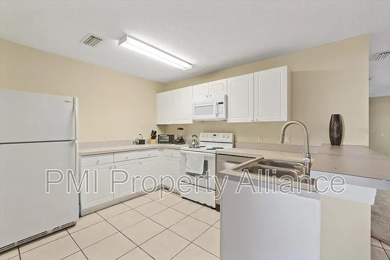 3 bed, 2.0 bath, 1202 sqft, $1,749 — Photo 4