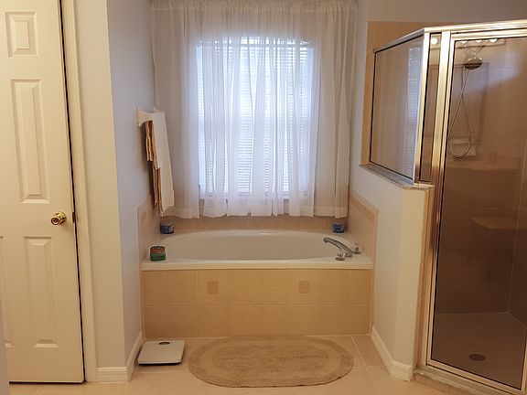 4th image of 2401 SW Washington St
