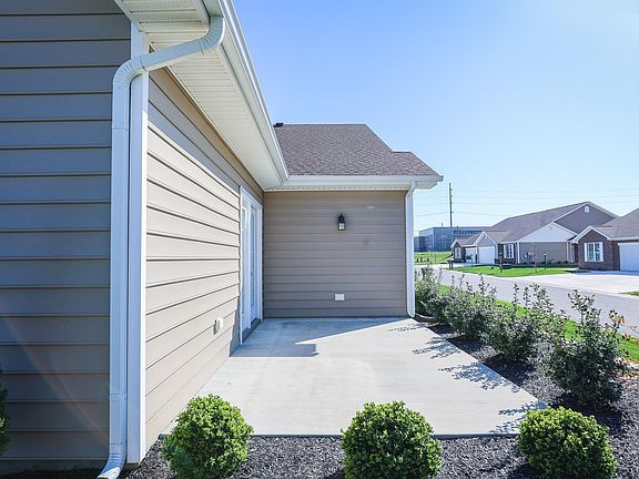 3rd image of 384 Villa Ridge Dr