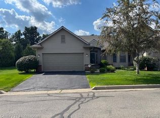 6252 Northridge Hills Dr, Brighton, MI