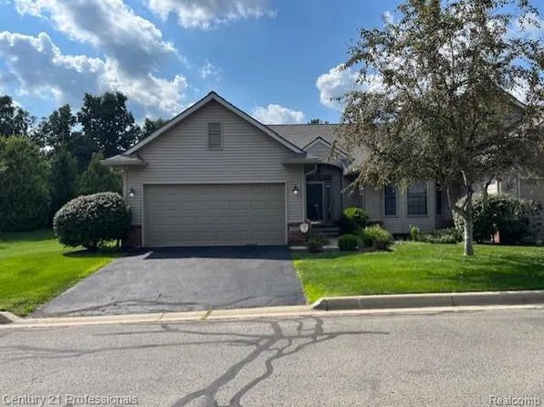 6252 Northridge Hills Dr, Brighton, MI 48116