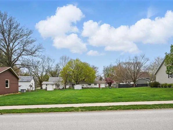 815 6th St, Kalona, IA 52247