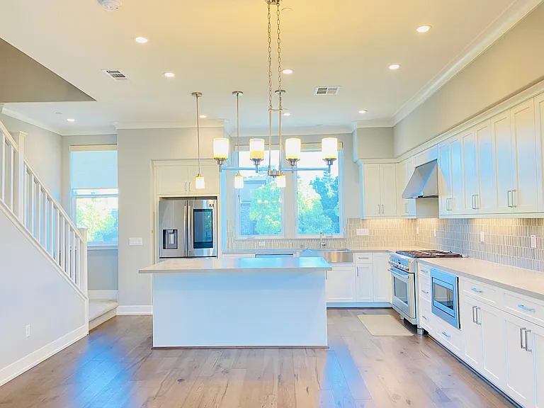 645 E Evelyn Ave — Photo 2