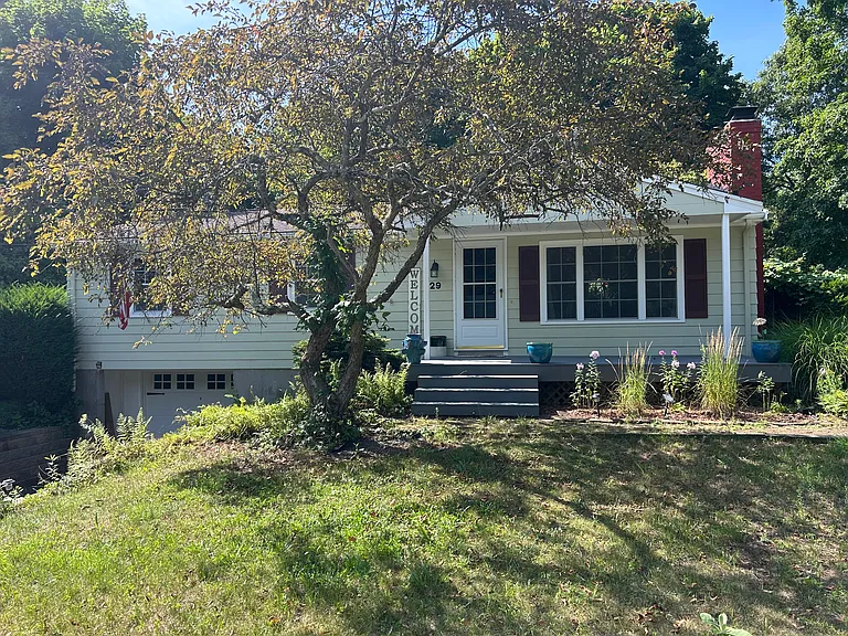 Large Ranch style home with farmers porch