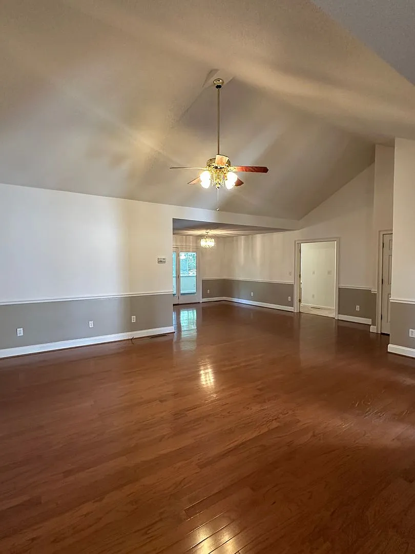 4 Bedroom Home in North Hall — Photo 3