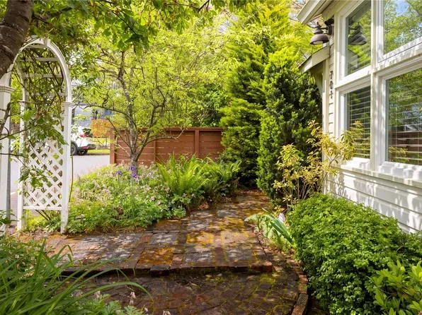 701 Connaught Rd, Victoria, BC V9A 2Z1