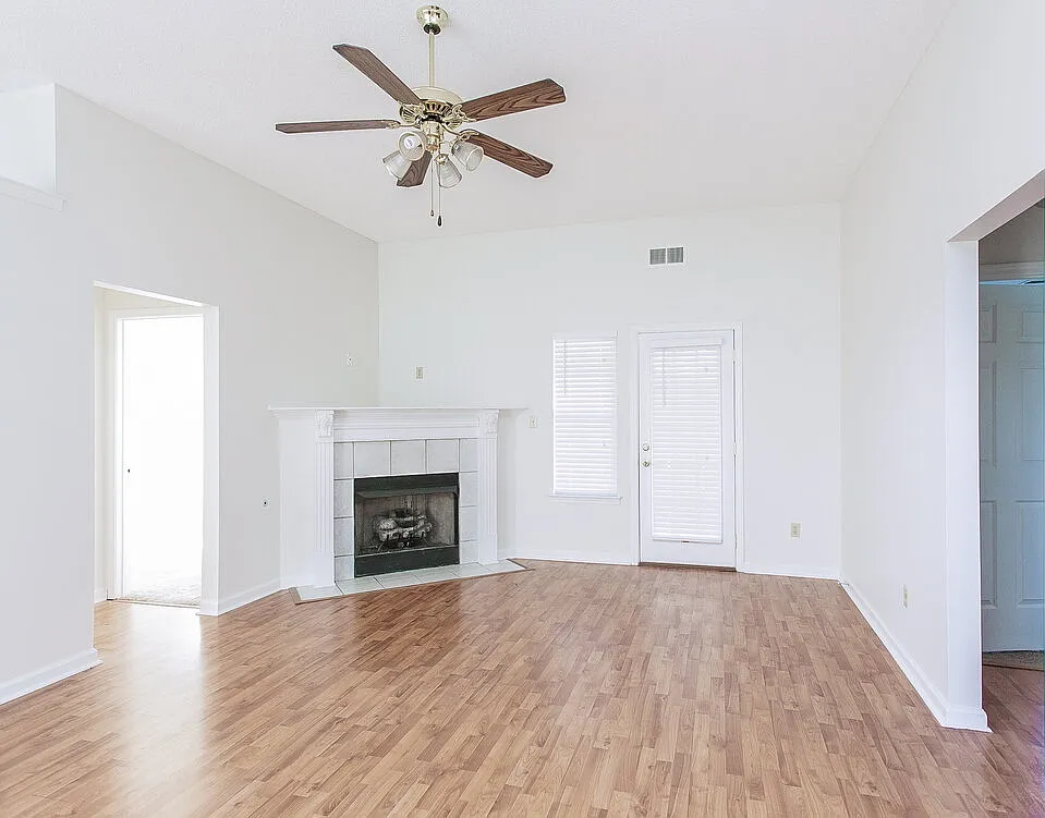 3 bed, 2.0 bath, 1493 sqft, $1,760 — Photo 3