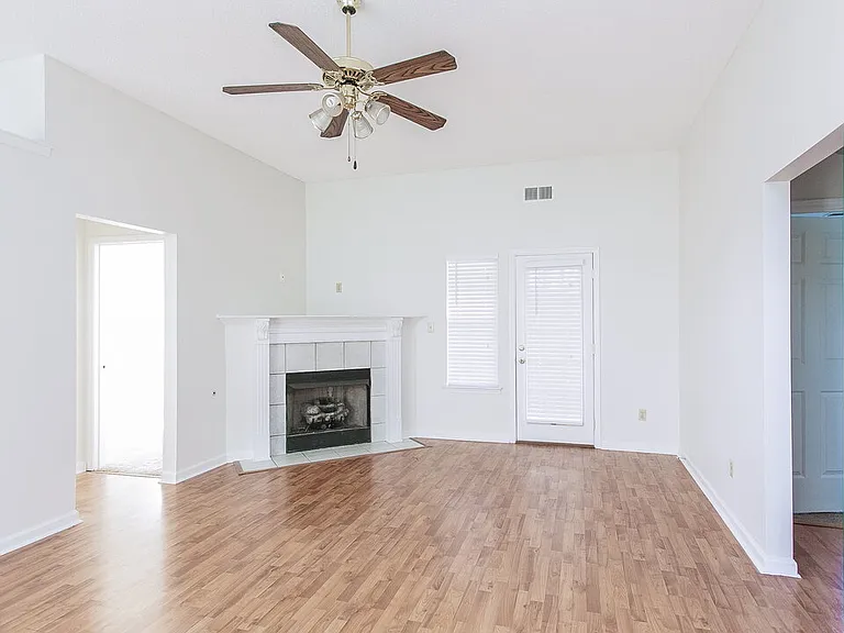 8291 Cross Point Dr — Photo 3