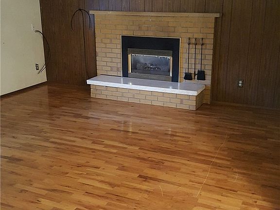 4th image of 125 Candlewyck Dr W