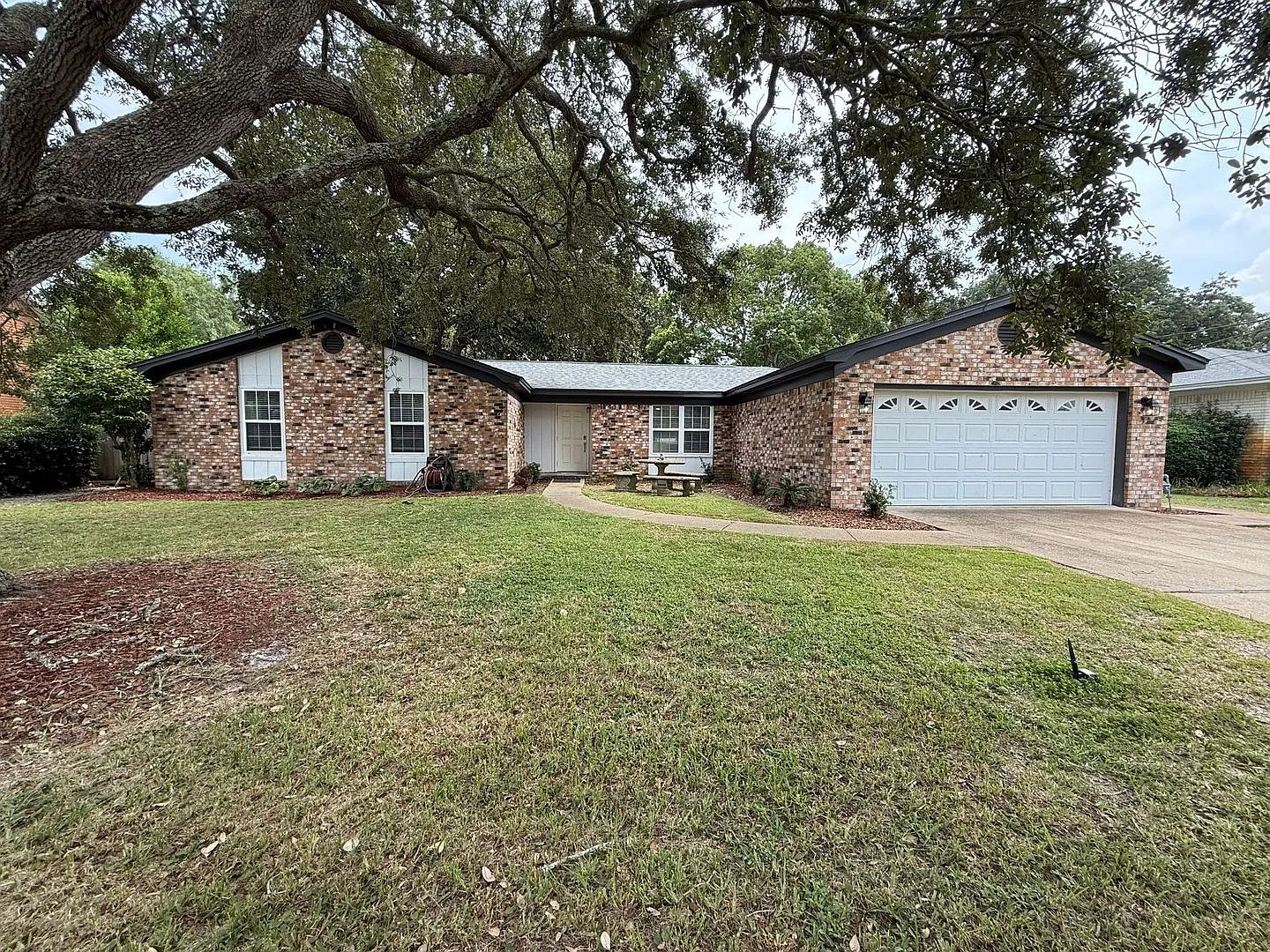 Gulf Breeze Proper - Casablanca - 4 bedroom, 2 bathroom with lawn care included — Photo 1