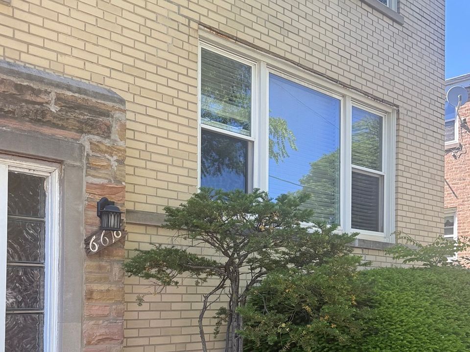 2nd image of 6618 N California Ave #1N