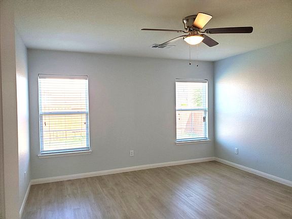5th image of 239 Silver Leaf Dr