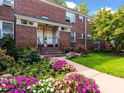 90 Edwards Street #1B, Roslyn Heights, NY, 11577