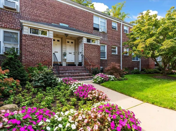 90 Edwards Street #1B, Roslyn Heights, NY 11577