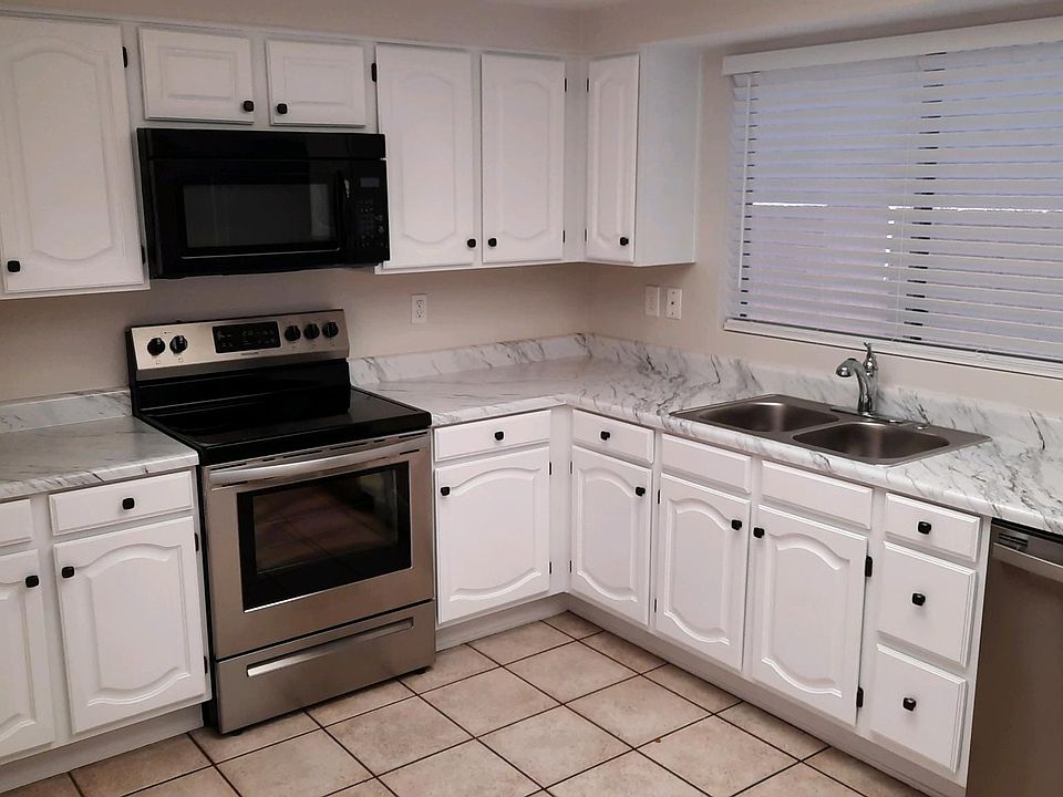 Kitchens have once again become the place for gathering. This spacious kitchen makes hosting friends a true pleasure!