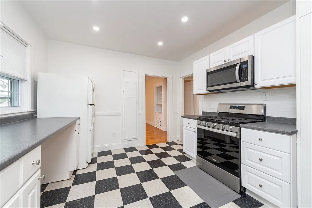 2 bed, 1.0 bath, 1100 sqft, $2,950 — Photo 3