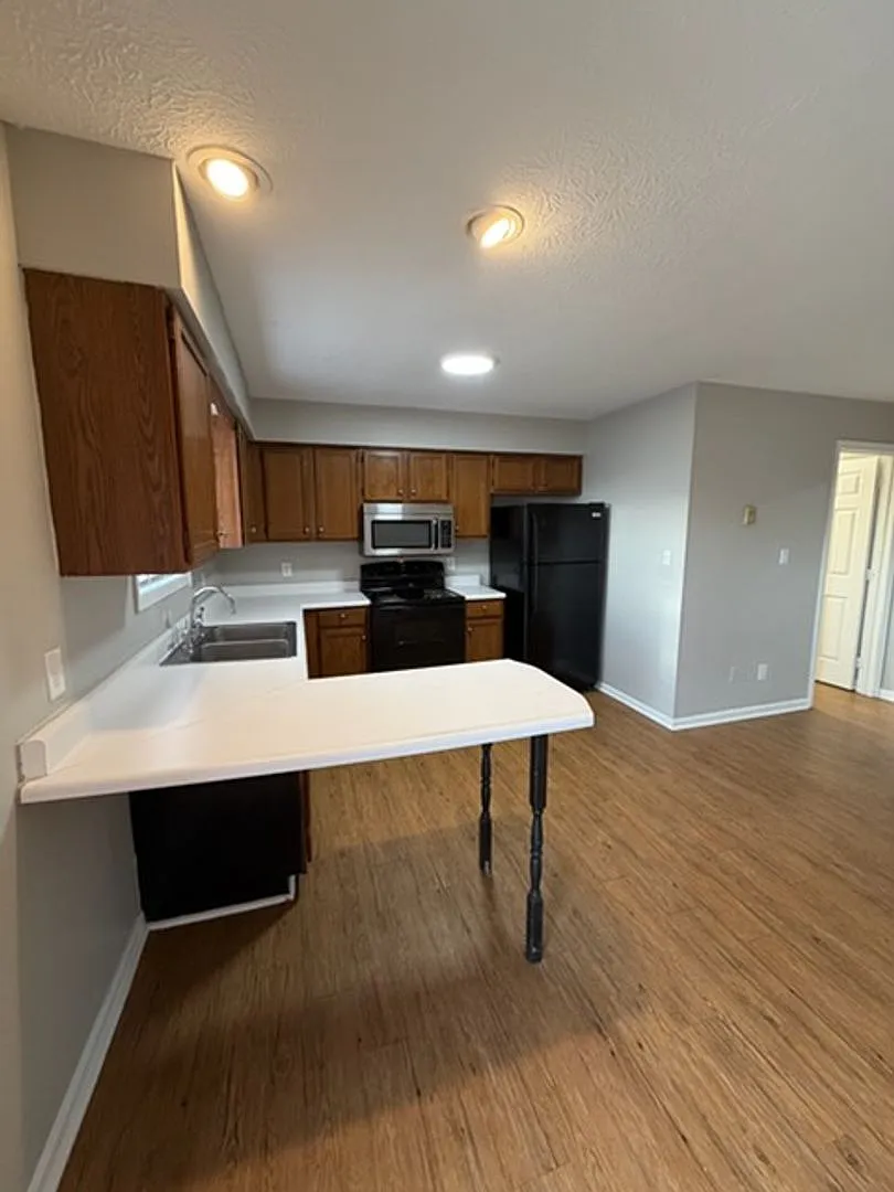 100 South Fairview Avenue — Photo 3