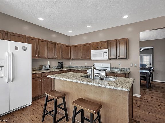 4th image of 8417 Euclid Ave